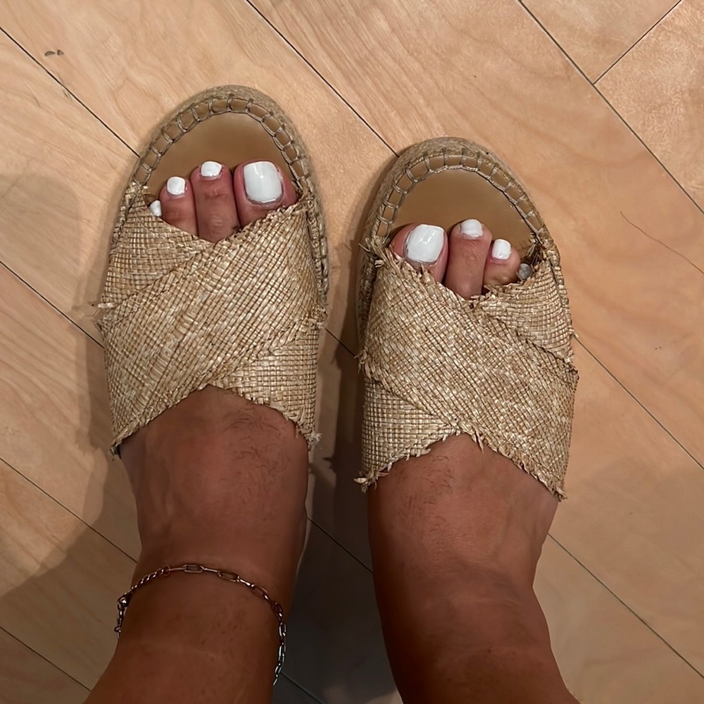 4/$15 🎉 Woman’s Sandals size 9.5